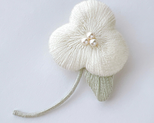 ハンドメイド　刺繍ブローチ3点moco 3枚花のふっくら刺繍ブローチ（白・ホワイト） ブローチ merkuk