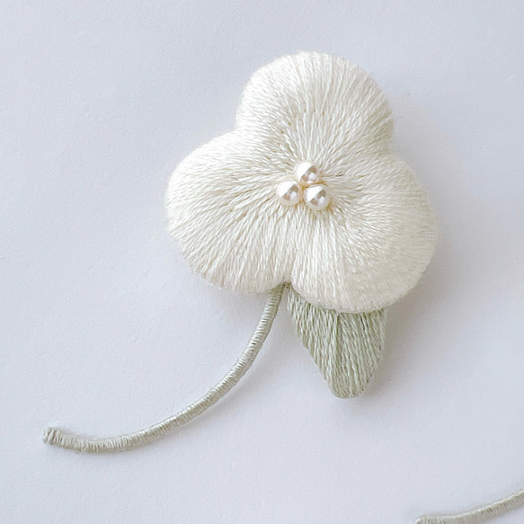 独特の上品 3枚花のふっくら刺繍ブローチ（白・ホワイト） ブローチ merkuk アクセサリー