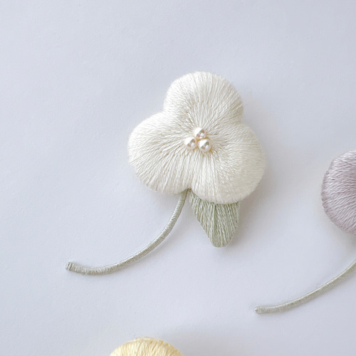 3枚花のふっくら刺繍ブローチ（白・ホワイト） ブローチ merkuk