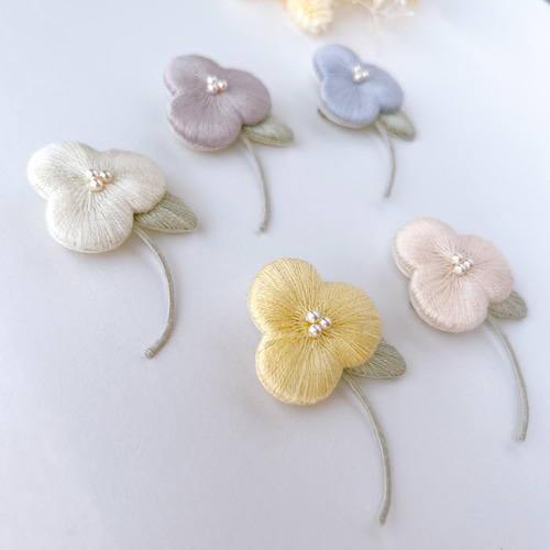3枚花のふっくら刺繍ブローチ（白・ホワイト） ブローチ merkuk