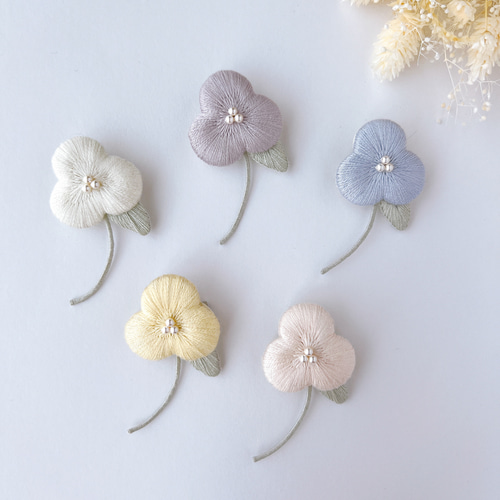 3枚花のふっくら刺繍ブローチ（白・ホワイト） ブローチ merkuk