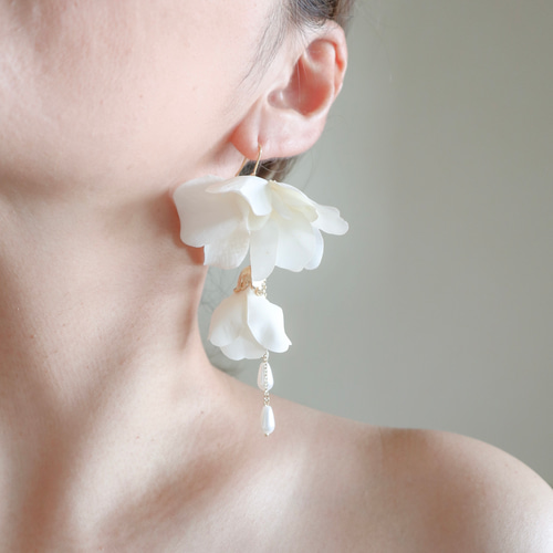 フラワーイヤーカフ カメリアの花 ～ラフィネ～ イヤーフック you&me