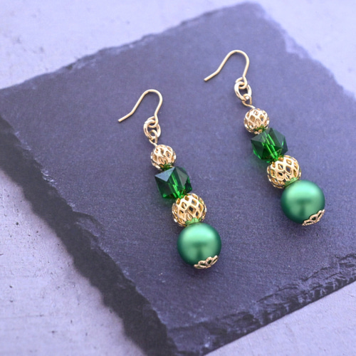 アンティーク風グリーン×ゴールドカラー ビーズ《ピアス/イヤリング