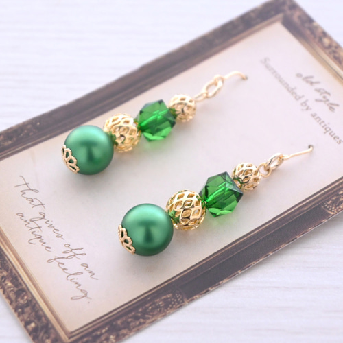 アンティーク風グリーン×ゴールドカラー ビーズ《ピアス/イヤリング