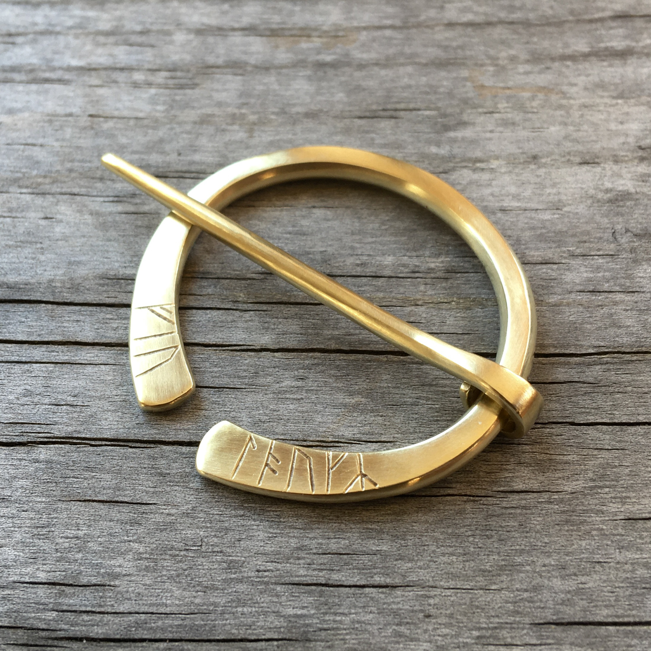 ヴァイキング ルーン彫刻 ピンブローチ［真鍮］／北欧 アクセサリー