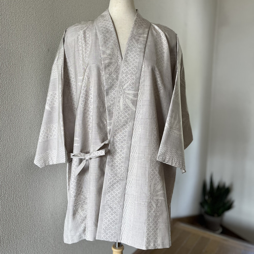 白大島紬　作務衣（上衣）着物リメイク　菊模様　現品のみ　和のお洒落上衣　シルク 白大島紬 着物リメイク 作務衣 現品限り 和の簡単上衣 着物 yuki