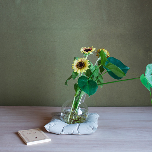 ZABUTONE」向日葵が映える涼しげなコンクリートの座布団 その他