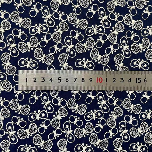 s16-n▽コットンリネン刺繍生地▽蝶々柄 薄手 ネイビー 紺色 昆虫柄