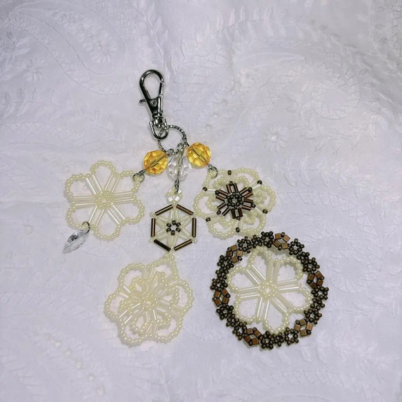 ビーズレーシングのチャーム(レモンイエロー＆ブラウン) 1枚目の画像