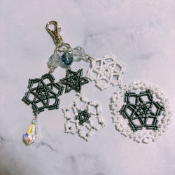 ビーズレーシングのチャーム(ネイビー＆ホワイト) 2枚目の画像