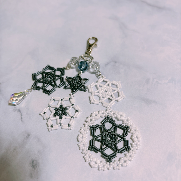 ビーズレーシングのチャーム(ネイビー＆ホワイト) 3枚目の画像