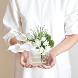 涼しげサマーホワイト♪和風にも 洋風にも《アンスリュームのモダン花束》【フェイクウォーター】 2枚目の画像