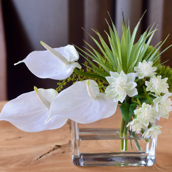 涼しげサマーホワイト♪和風にも 洋風にも《アンスリュームのモダン花束》【フェイクウォーター】 3枚目の画像