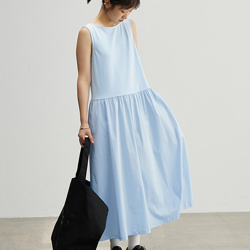スムースな手触りで首回りが開きすぎない♪ノースリーブワンピース