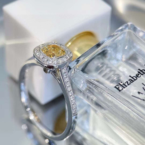 GIA鑑定書付き 0.56ct天然イエローダイヤモンド 指輪 K18 指輪・リング  