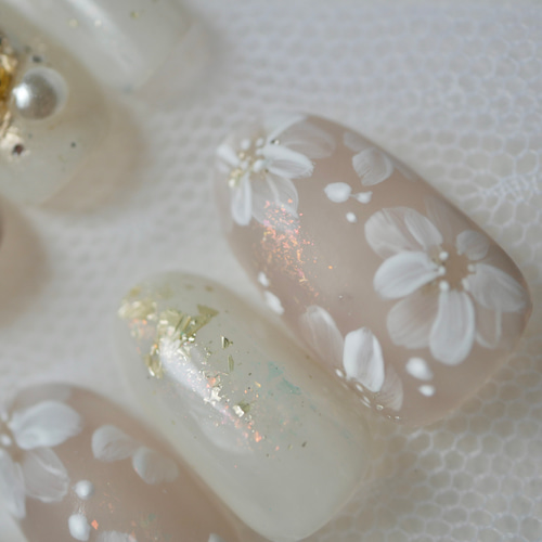No.20グレージュ×ホワイトフラワー オーダーネイルチップ 成人式  