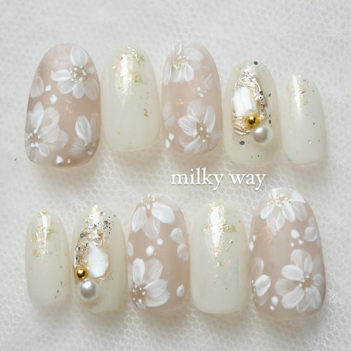 No.20グレージュ×ホワイトフラワー オーダーネイルチップ 成人式  