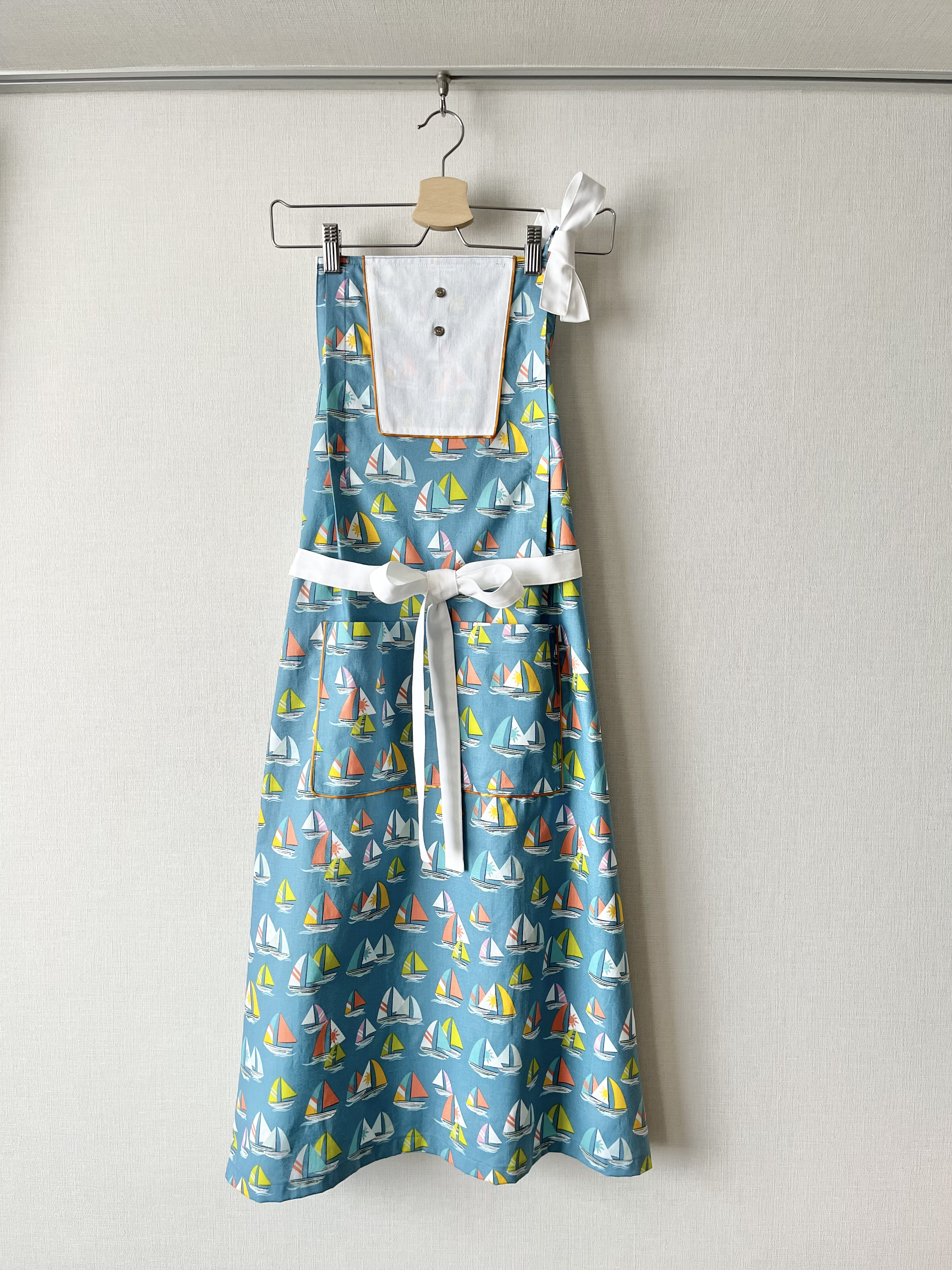 白いヨークのマリンなロングエプロン(ホルターネックタイプ)