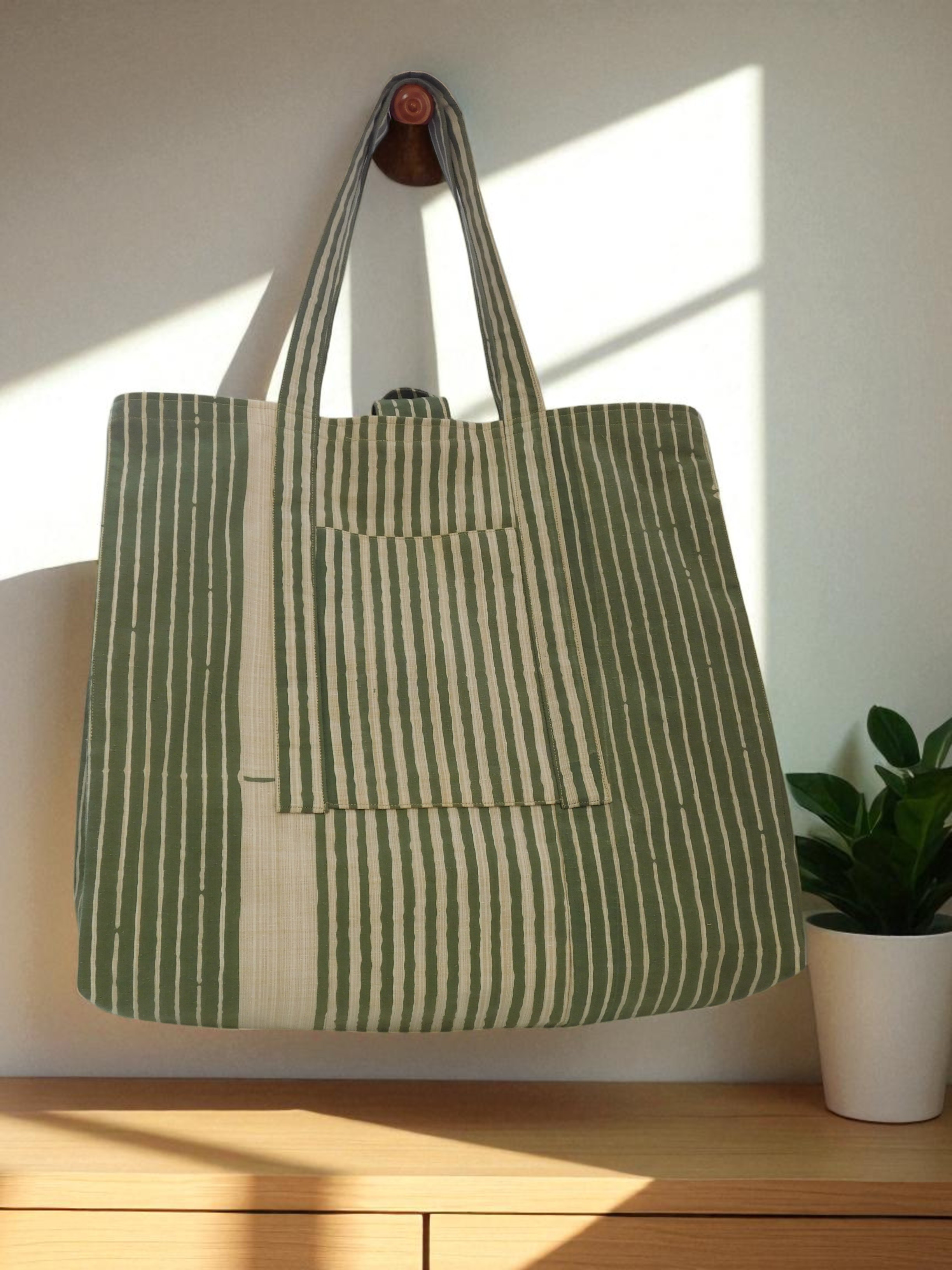 場面を選ばず普段使い出来る　大きな大きなトートバッグ