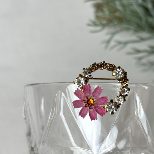 コスモス一輪ブローチ＊ゴールド＊プラ板＊秋桜＊こすもす