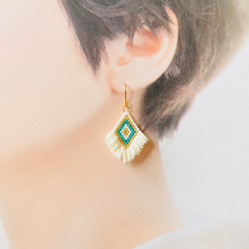 デリカビーズピアス　カラフルモザイクタイルカラーフリンジピアス黒 他 デリカビーズピアス/イヤリング ひし形チェック(赤×青) ピアス（フック