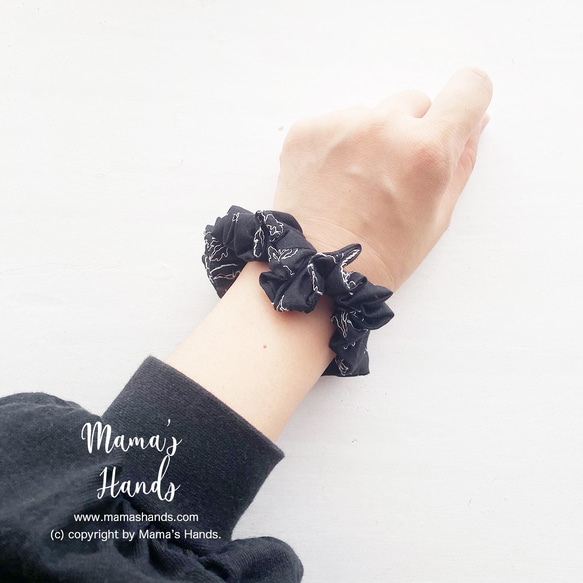 《ブラック 花 刺繍》おしゃれな 黒 シック 細め フォーマル 子供 大人 シュシュ ヘアゴム 3枚目の画像