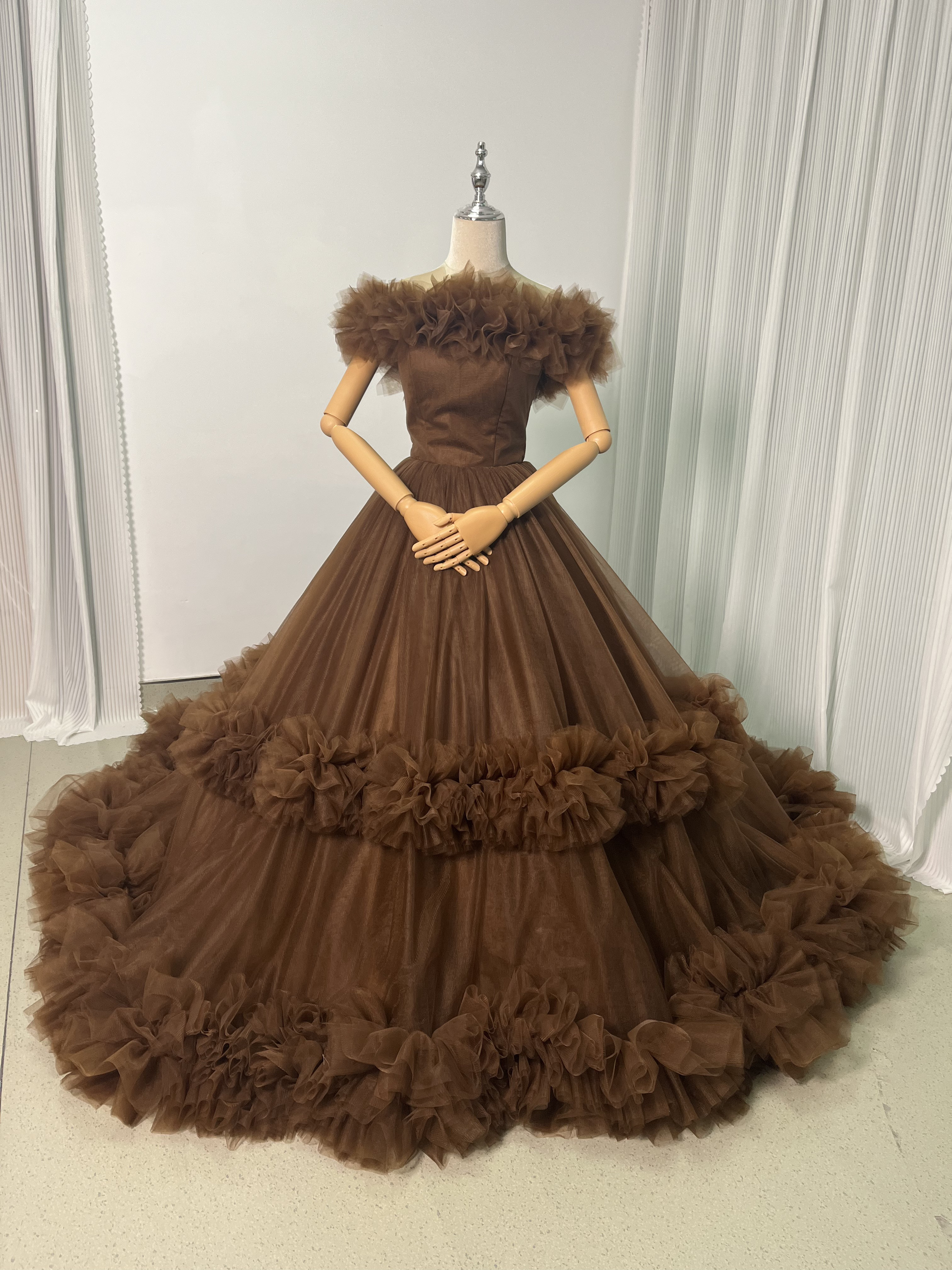 送料無料！豪華！ カラードレス  コーヒーの色  取り外しオフショルダー ラッフルフリル フレアスカート  エレガント