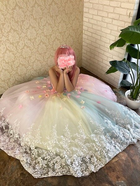 実例写真！レインボー ベアトップ 花モチーフ 裾に繊細レースをあしらった ふっくら柔らかなバックリボン 前撮り 可愛い