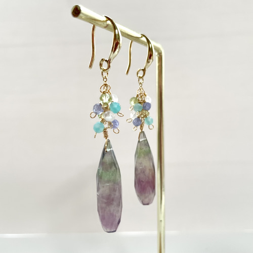 みなみ◇マルチカラーフローライト天使の羽ピアス✧14kgf - ピアス