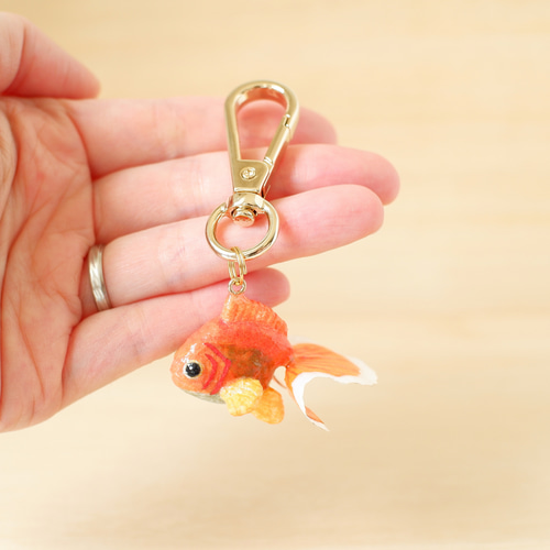 ハンドメイド刺繍キーホルダー焼き魚と茶トラさん - メルカリ