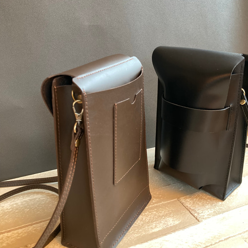 カメラもメガネも入るレザーショルダーバッグ＊牛革 ミニショルダー