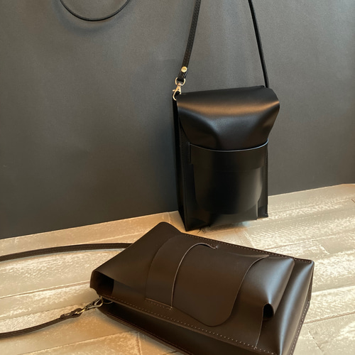 カメラもメガネも入るレザーショルダーバッグ＊牛革 ミニショルダー