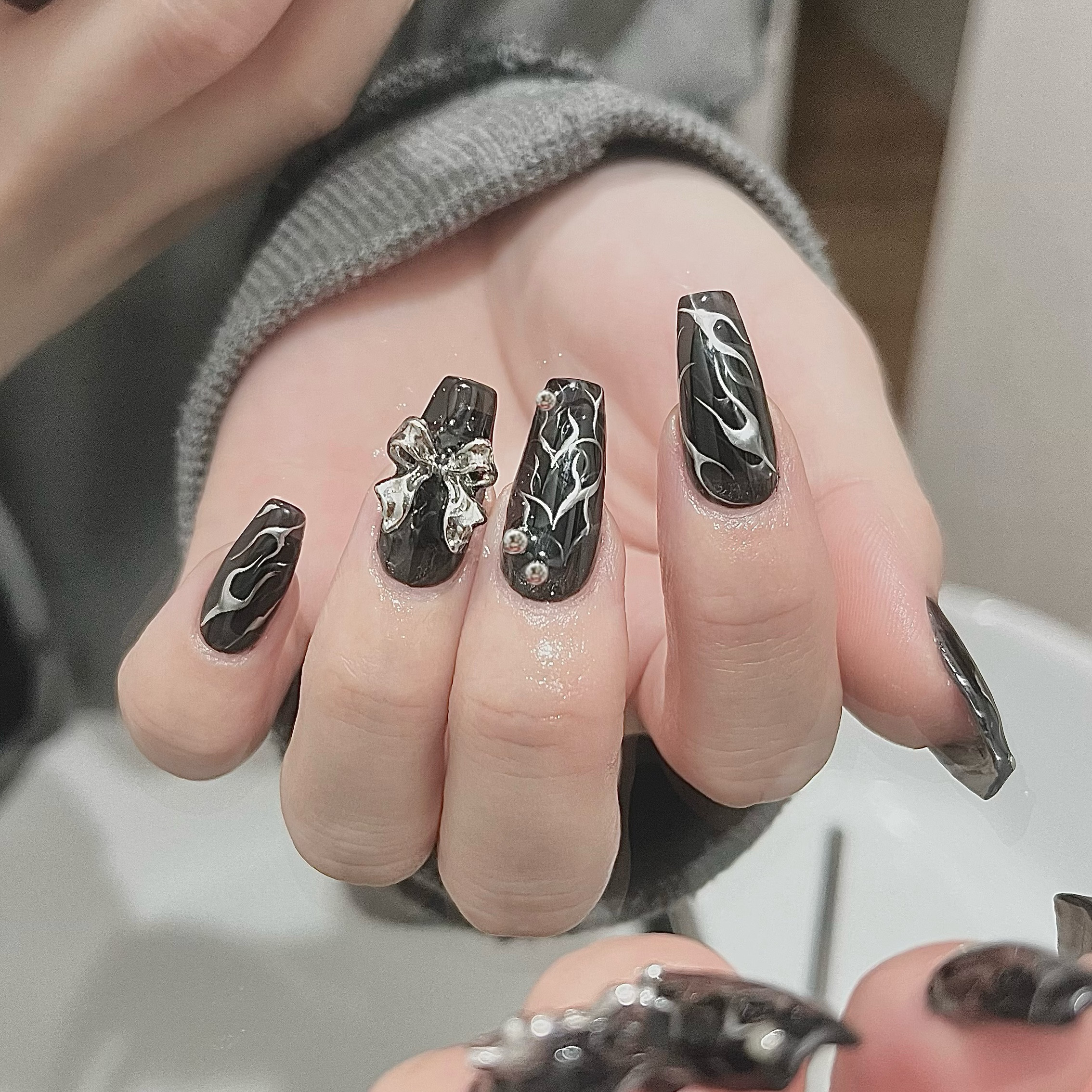 フルオーダー オーダーネイル 個性的 シンプル ネイルチップ 韓国 Y2k No.101】Y2Kブラック シルバー アート ネイルチップ 韓国 個性派