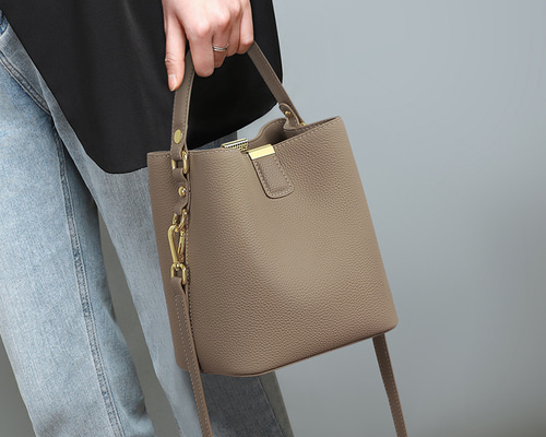 2WAYシンプルで上品なデザイン！軽量で柔らかい牛革製ハンドバッグ