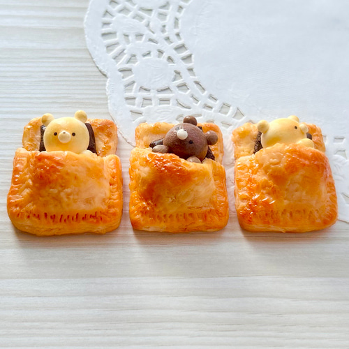 特集掲載】サックサック生地のくまねんねパイ スイーツ キーホルダー