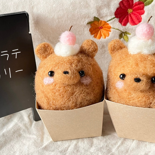 いちごくまちゃん　羊毛フェルト お座りくまちゃん、いちごバッグといちごベレー帽(羊毛フェルト