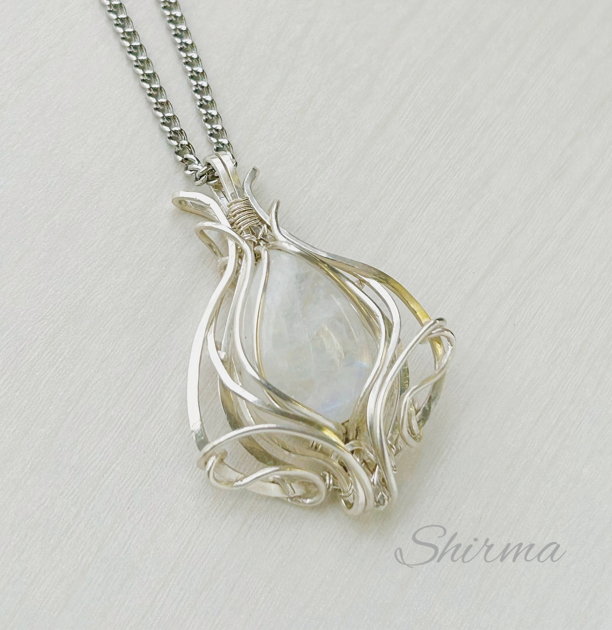 レインボームーンストーンのシルバーペンダント