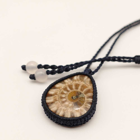 アンモナイト化石 マクラメネックレス マダガスカル産アンモナイト化石＆きらきらアゲートのマクラメ
