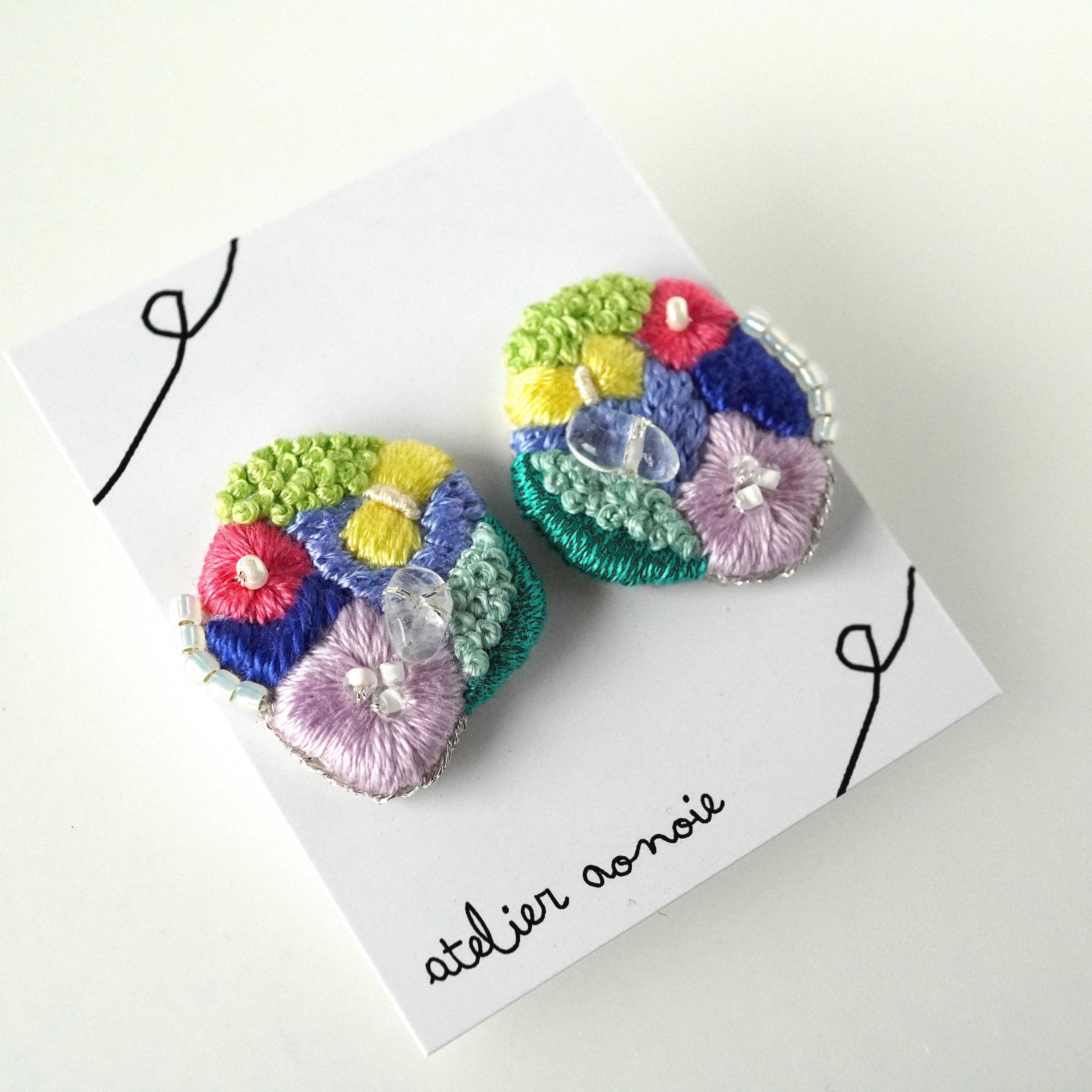 ボタニカル刺繍ピアス【カラフルな草花とちょうちよ】水晶　チタンポスト