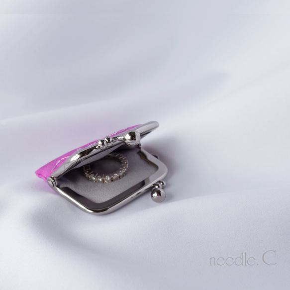 気品漂うパープル　タイシルク　リングケース　お守りジュエリーポーチ　がま口　ミニアクセサリーケース　 5枚目の画像