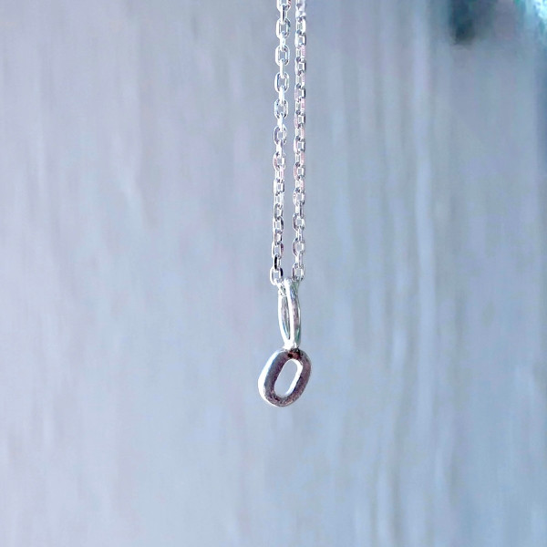 イニシャル　O　純銀　シルバープチネックレス　一点もの