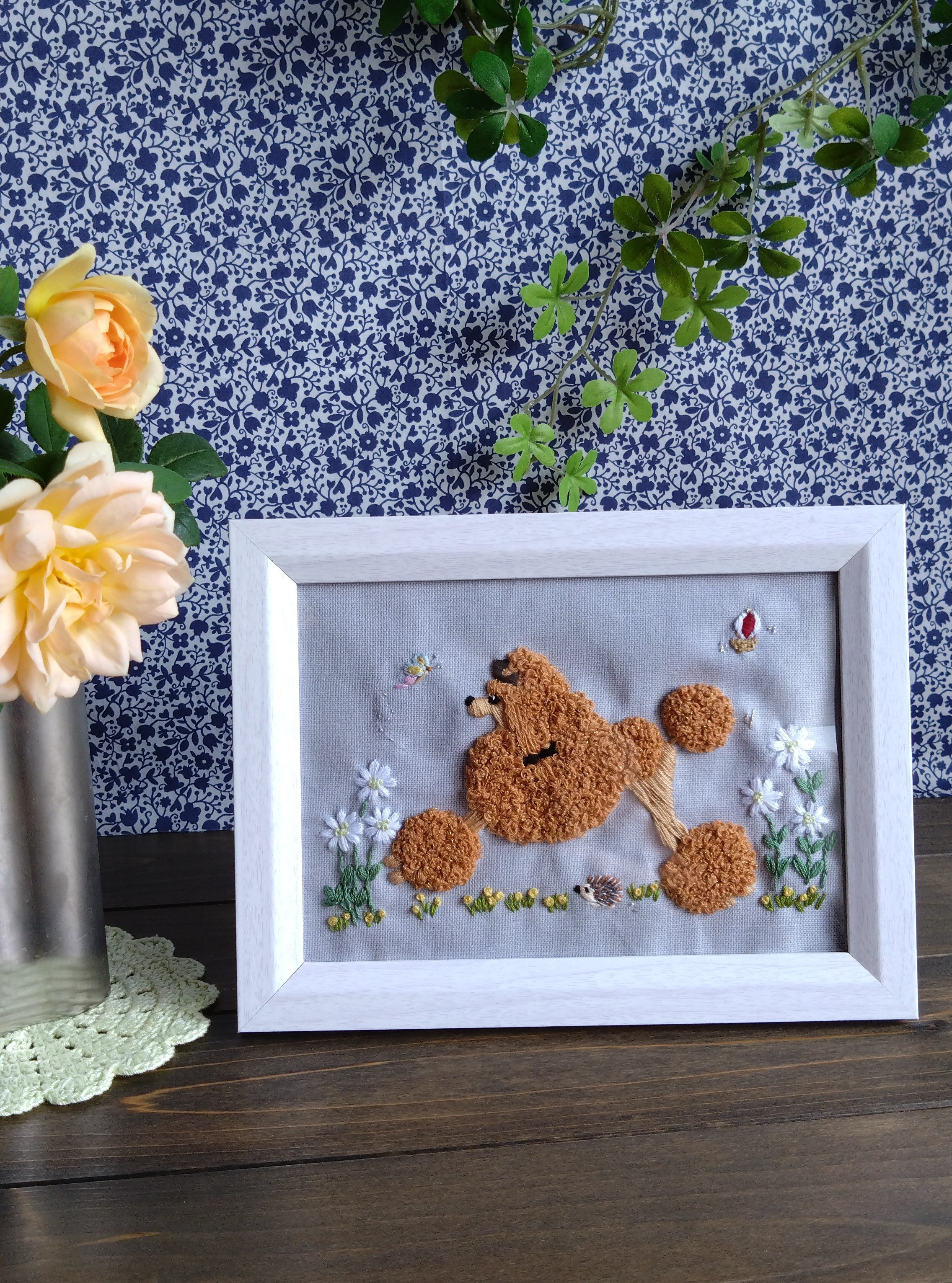 刺繍フレーム『イングリッシュガーデンの茶プードルさん』プードル色違いオーダー可