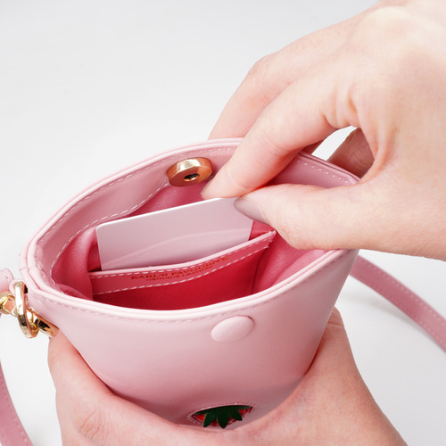 More Strawberries Collection】スマホショルダー（赤いちご／ピンク本