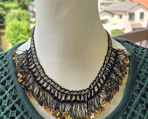 健康ジュエリー 黒いビーズと金のアクセントのネックレス 3cb37b651b63e0b9cadadae433b055