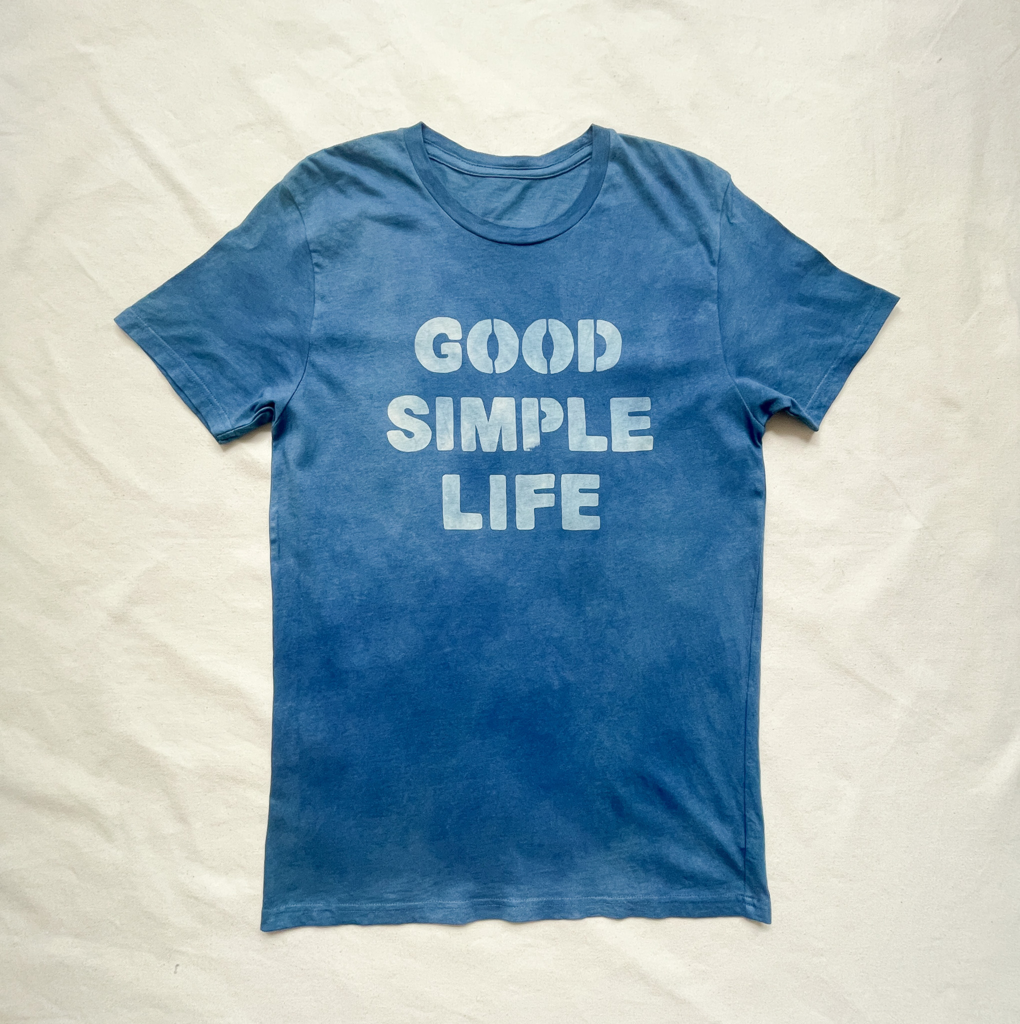 送料無料 "良い人生でシンプルな人生を" GOOD SIMPLE LIFE 藍染Tシャツ オーガニックコットン　ムラ染め