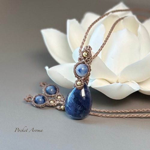 彩蒼』アイオライトとデュモルチェライトのマクラメペンダント