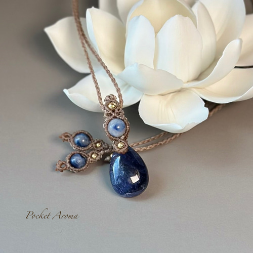 彩蒼』アイオライトとデュモルチェライトのマクラメペンダント