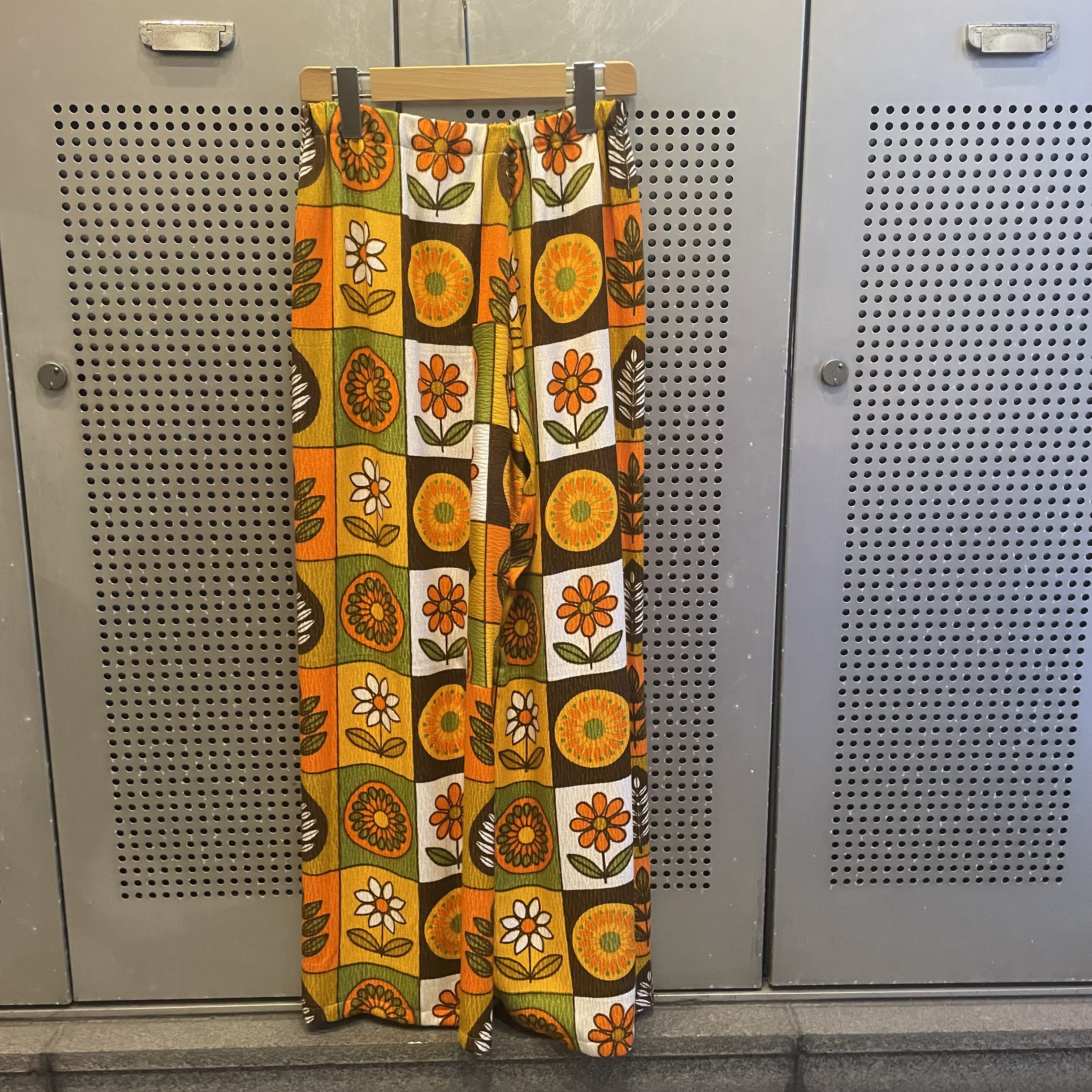 古着　ヴィンテージ　vintage パンツ　リメイク　リメイクパンツ　花柄　レトロ　個性派