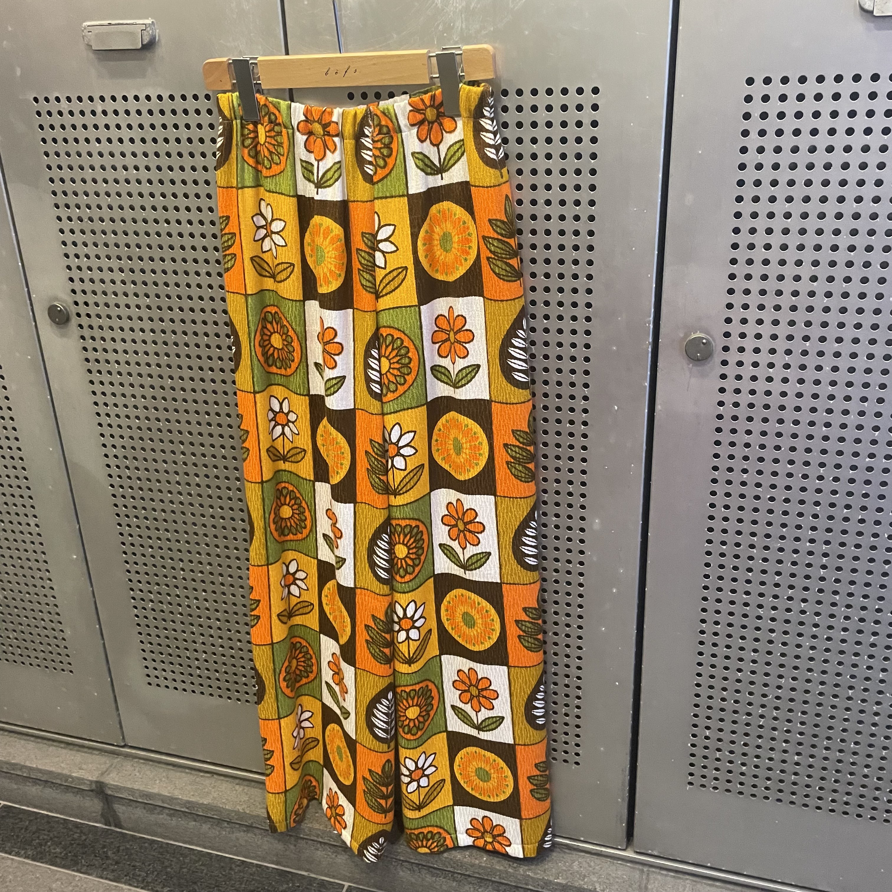 古着　ヴィンテージ　vintage パンツ　リメイク　リメイクパンツ　花柄　レトロ　個性派