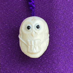 天然素材牙彫刻フクロウ根付け新品シルクの紐を付けています☆ー☆(*'▽'*) ☆象牙小根付 正絹紐 フクロウ（作家物）Y-1 ※※ キーホルダー